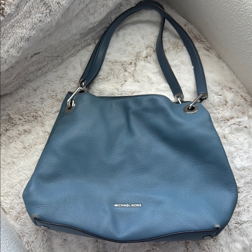 Michael kors raven shoulder bag in light blue leather